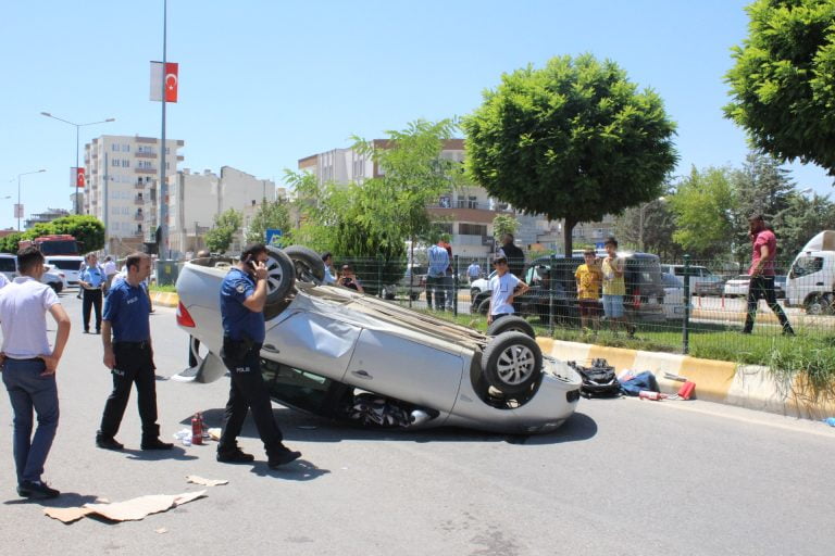 Otomobil İle Hafif Ticari Araç Çarpıştı: 2 Polis,1 Asker Yaralandı