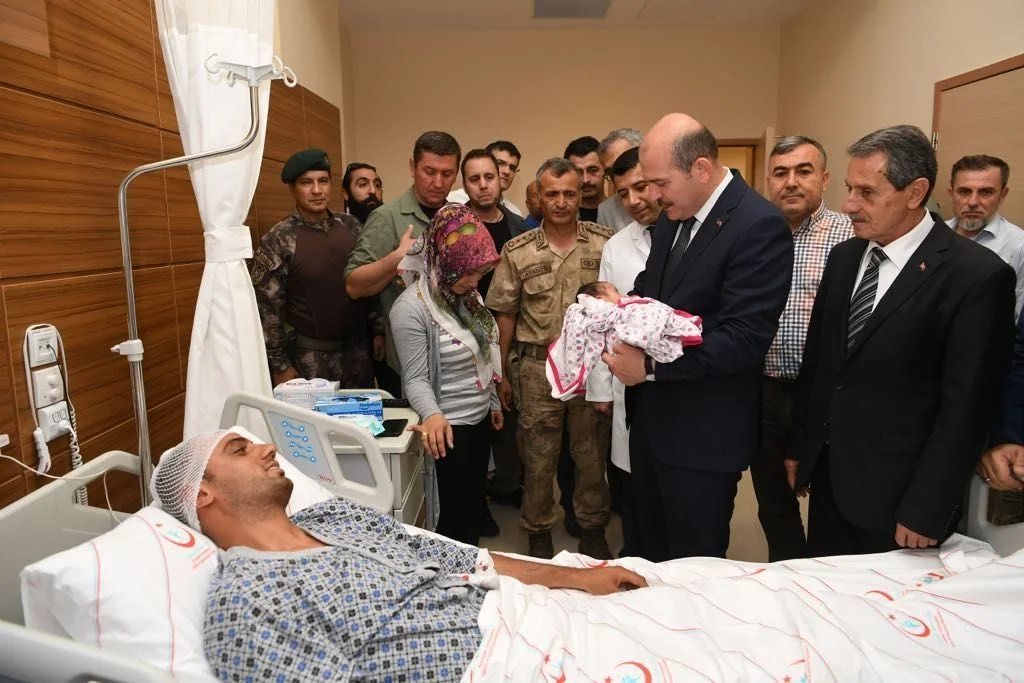 Bakan Soylu, Yaralı Askerleri Hastanede Ziyaret Etti-Videolu Haber