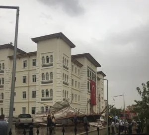 Fırtına çatıları uçurdu.