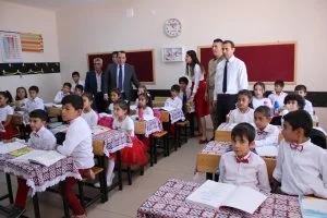 İlk Dersi Kaymakam Kaya, Verdi