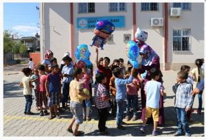 Kahta’dan Suriye’ye Balonla Kitap Gönderdiler