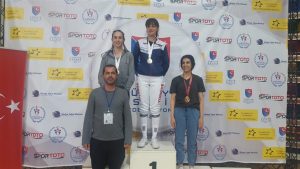 Kılıç Ustası Kızlar Madalyaları Aldı