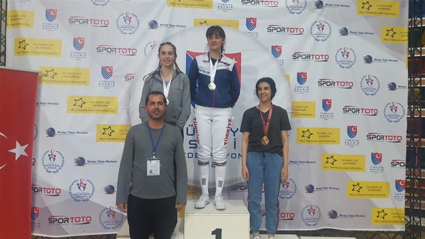 Kılıç Ustası Kızlar Madalyaları Aldı