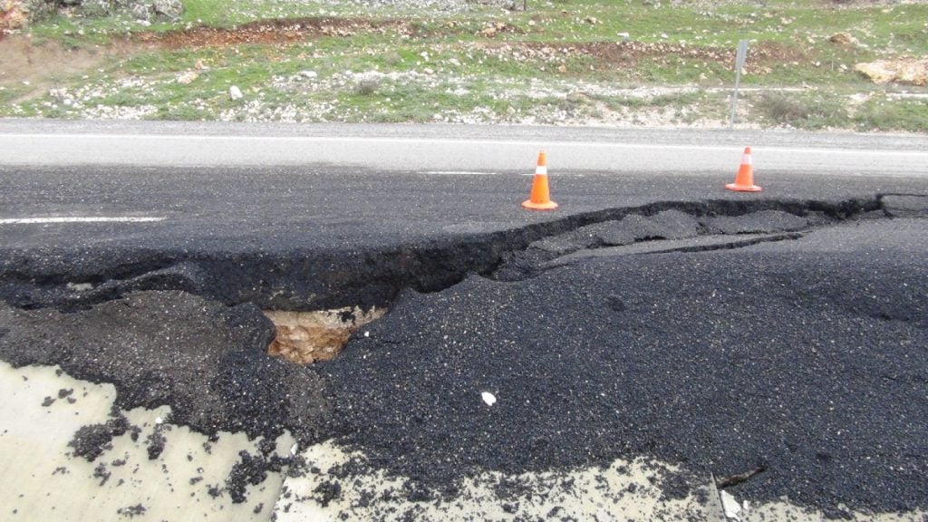 Çöken Yol Kazalara Davetiye Çıkarıyor