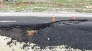 Çöken Yol Kazalara Davetiye Çıkarıyor
