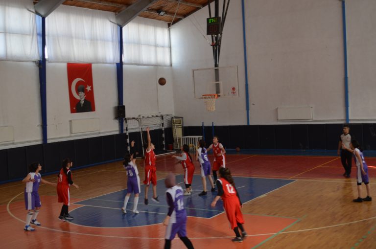 Basketbolda Potanın Perileri Kupalarını Aldılar