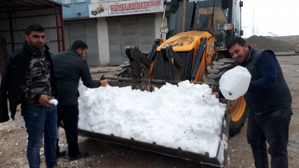 Kara Hasret Kalan Köylüler Kepçeyle Kar Taşıdı-Videolu Haber