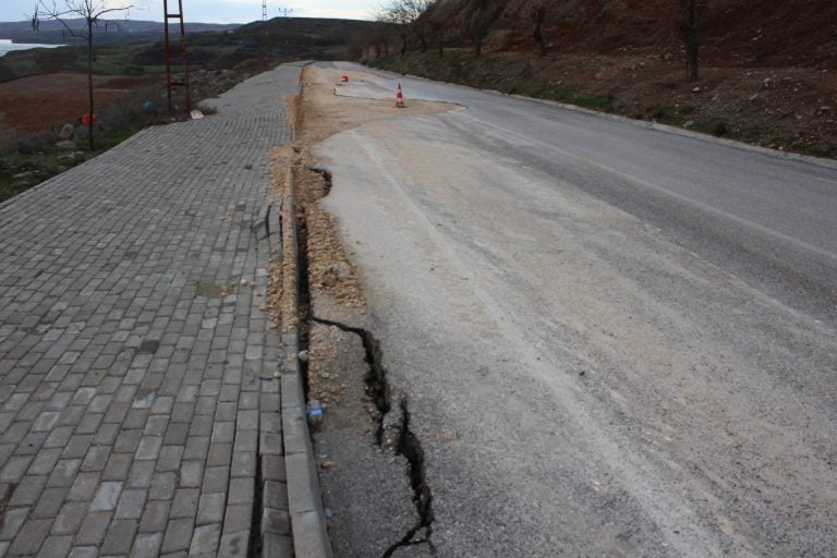 Kahta Atatürk Barajı Yolu Çöktü