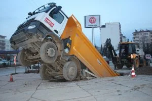 Zemin Çöktü Kamyon Çukura Düştü