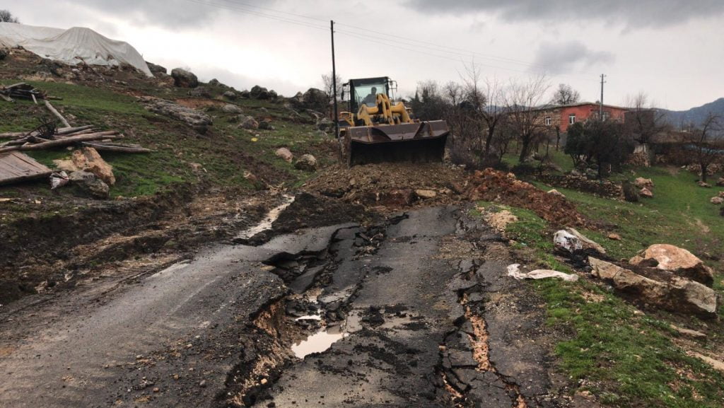 Gerger’de Ulaşıma “Heyelan” Engeli