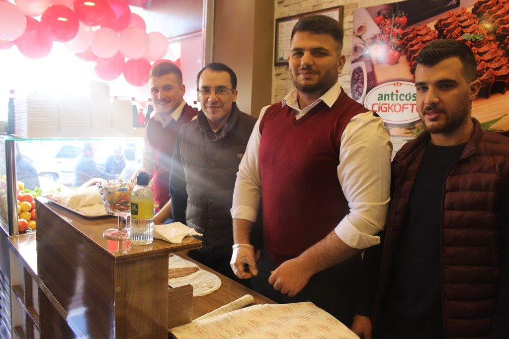 Kaymakam Kaya, Çiğköfte Tanıtımı İçin Tezgaha Geçti