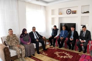 Vali Aykut Pekmez’den Şehit Piyade Er Ahmet Demir’in Ailesine Ziyaret