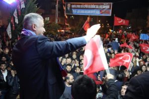 Turanlı’nın final miting sahası, yağmura rağmen doldu taştı.