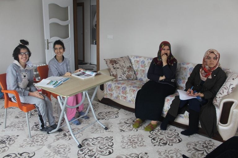 İkiz Kardeşler Evde Eğitim Hizmetleri Görüyor