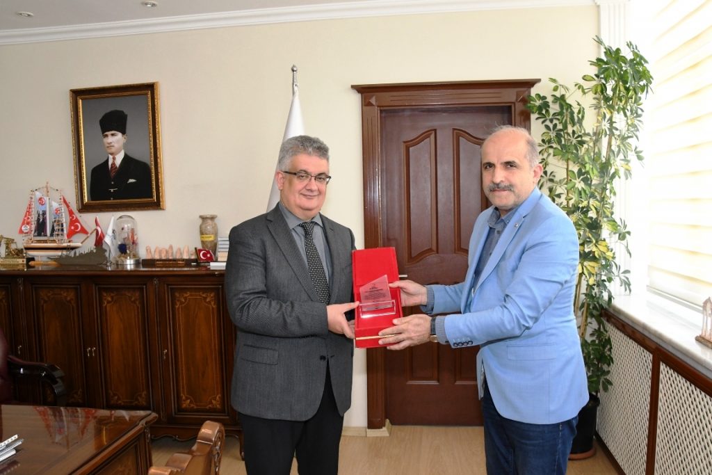 Kızılay’dan Vali Aykut Pekmez’e Kan Bağışı İçin Teşekkür Plaketi