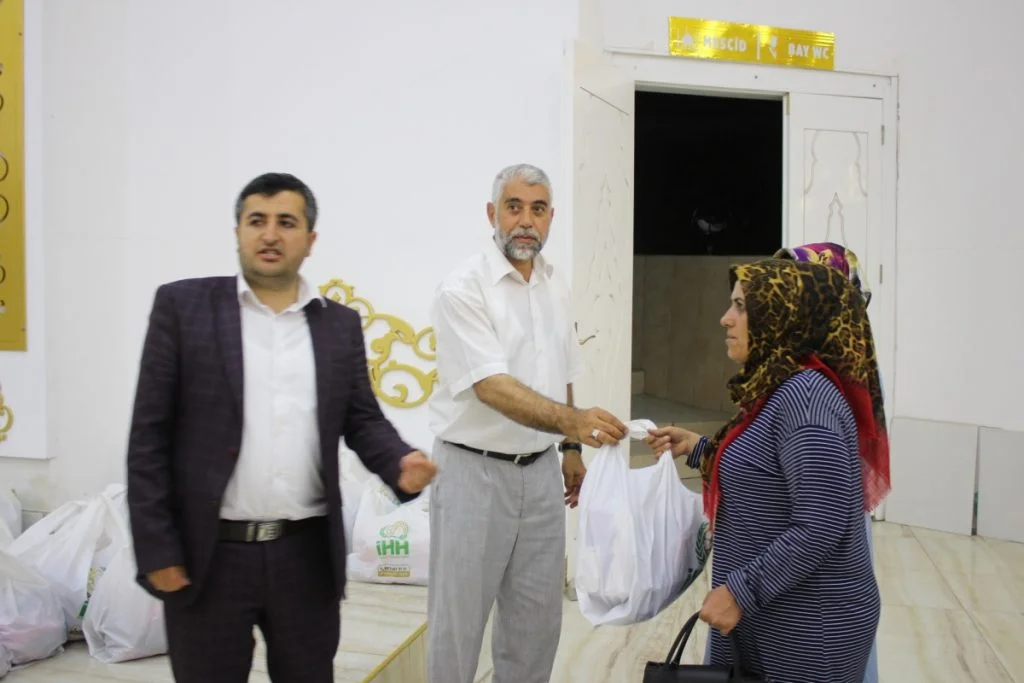 Kahta’da Yetim Çocuklara İftar Ve Gıda Paketi