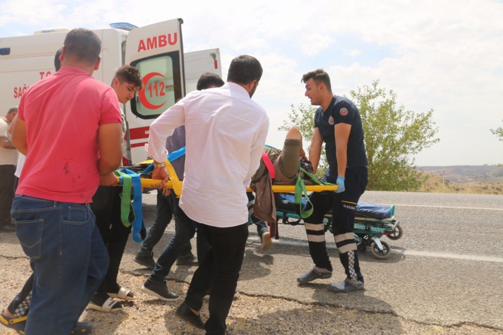 Kahta’da Otomobil Uçuruma Yuvarlandı: 3 Yaralı