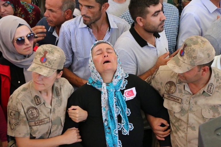 Şehit Uzman Çavuş Ayhan Yanık’ı Binlerce Kişi Son Yolculuğuna Uğurladı