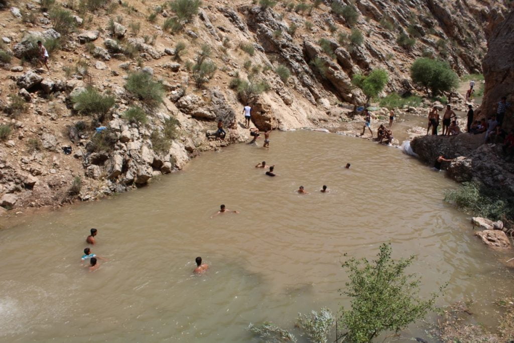 Gençler Dayanışmayla Yaptırdıkları Gölette Serinliyorlar