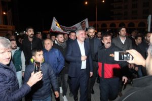 BAŞKAN TURANLI’YA KAHTA GİRİŞİNDE SÜRPRİZ KARŞILAMA