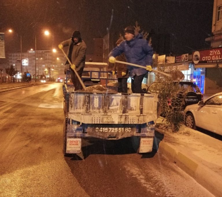 Buzlanma tehlikesine karşı yollarda  tuzlama yapıldı