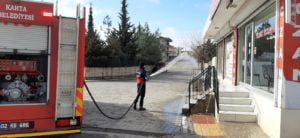 Kahta’da cadde ve sokaklar köpüklü suyla dezenfekte ediliyor..