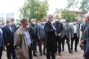 Başkan Turanlı’ belediye binası önünde kurban kesilerek karşılandı.