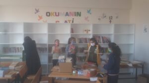 Hayırsever doktorlardan köy okuluna kütüphane desteği