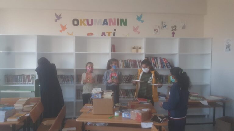Hayırsever doktorlardan köy okuluna kütüphane desteği