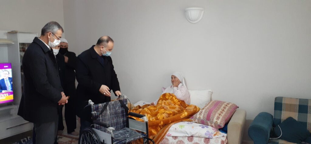 65 YAŞINDAKİ TEYZEYE ENGELLİ SANDALYESİ HEDİYE EDİLDİ.