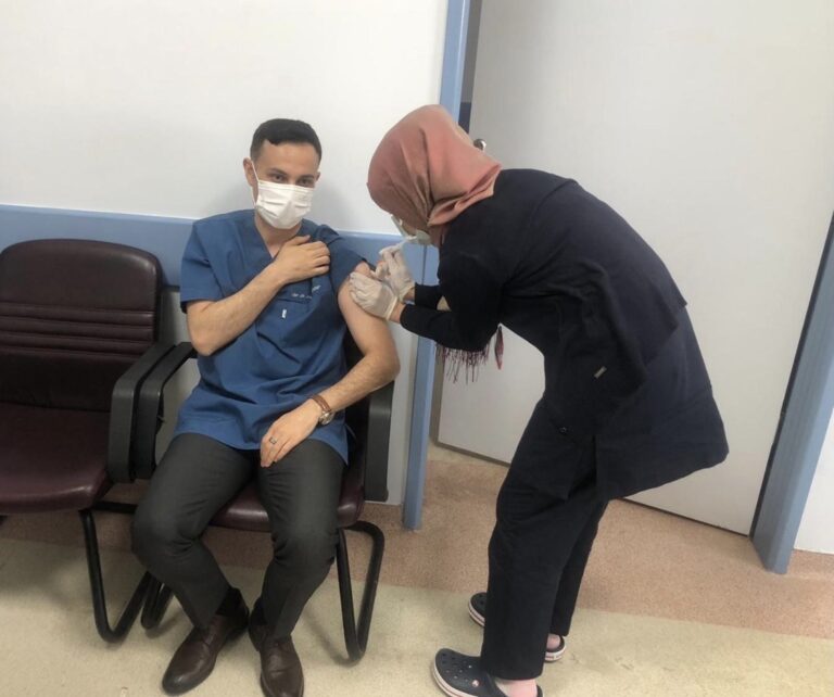 Kaymakam Koç, ilk aşısını yaptırdı.