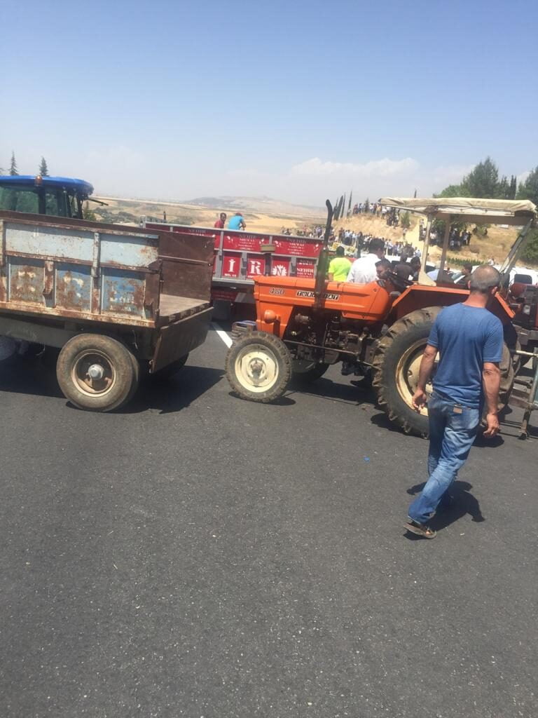 Tütün üreticileri yolu trafiğe kapattı