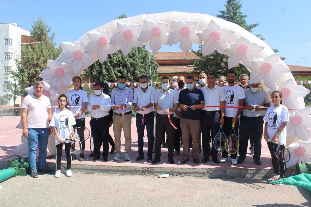 Tenis Kortu Genç Sporcuları Bekliyor