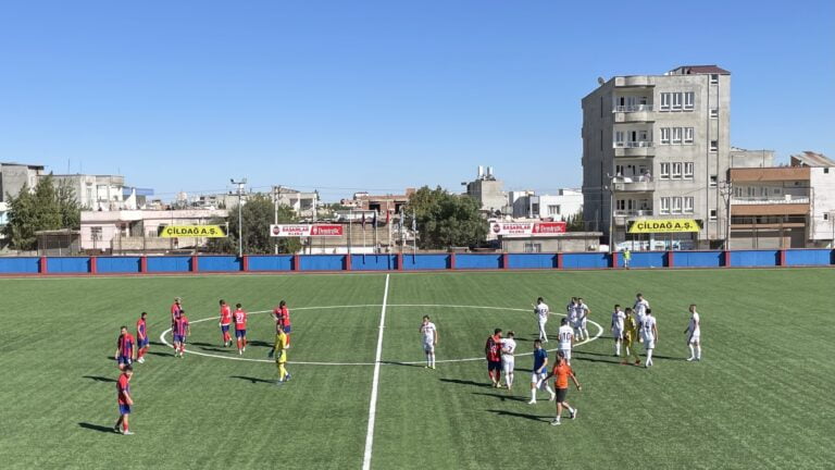 Kahta 02 Spor Artvin Hopa Spor maçında dostluk kazandı