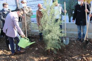 Kahta ilçesinde “Milli Ağaçlandırma Günü” dolayısıyla 5 bin fidan toprakla buluştu.