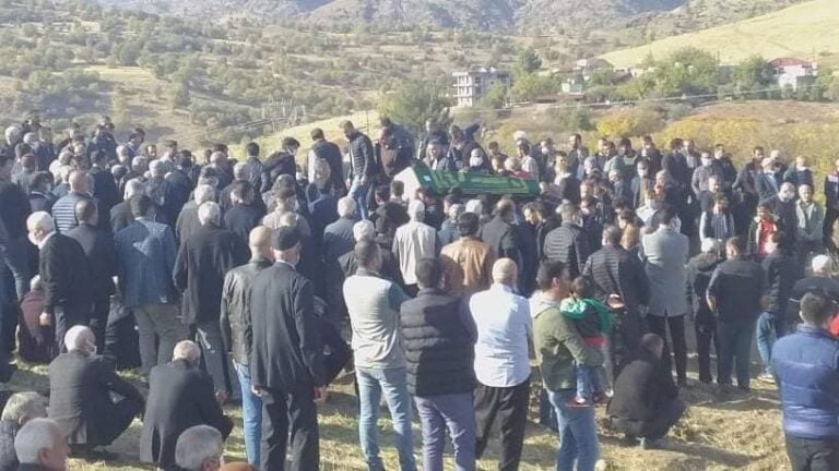 İstanbul’da otomobilciler sitesindeki saldırıda ölenlerin cenazeleri defnedildi.