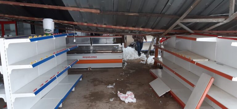 Kahta’da kadın girişimcinin çatısı yoğun kar yağışında çöktü.