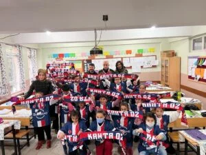 Kahta 02 Spor’dan öğrencilere forma ve atkı dağıtımı