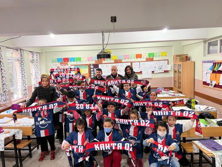 Kahta 02 Spor’dan öğrencilere forma ve atkı dağıtımı