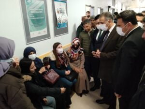 Görev yaptıkları köy okuluna giden öğretmenler geçirdikleri trafik kazası sonucu yaralandı