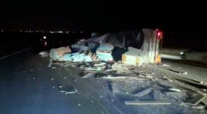 Adıyaman’da Parke yüklü tır devrildi: 1 yaralı-Videolu Haber