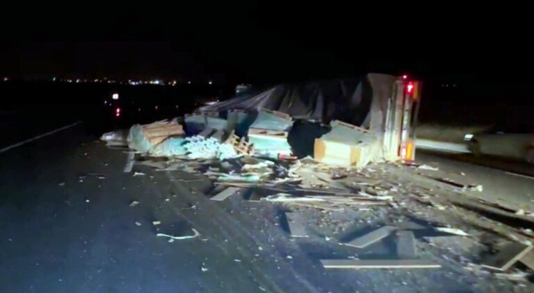 Adıyaman’da Parke yüklü tır devrildi: 1 yaralı-Videolu Haber