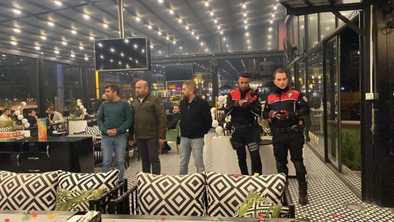 Kavga ihbarına giden polislere sürpriz yaptılar-Videolu Haber