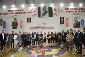 500 bisiklet ‘sağlık için pedalla’ sloganıyla gençlerle buluştu