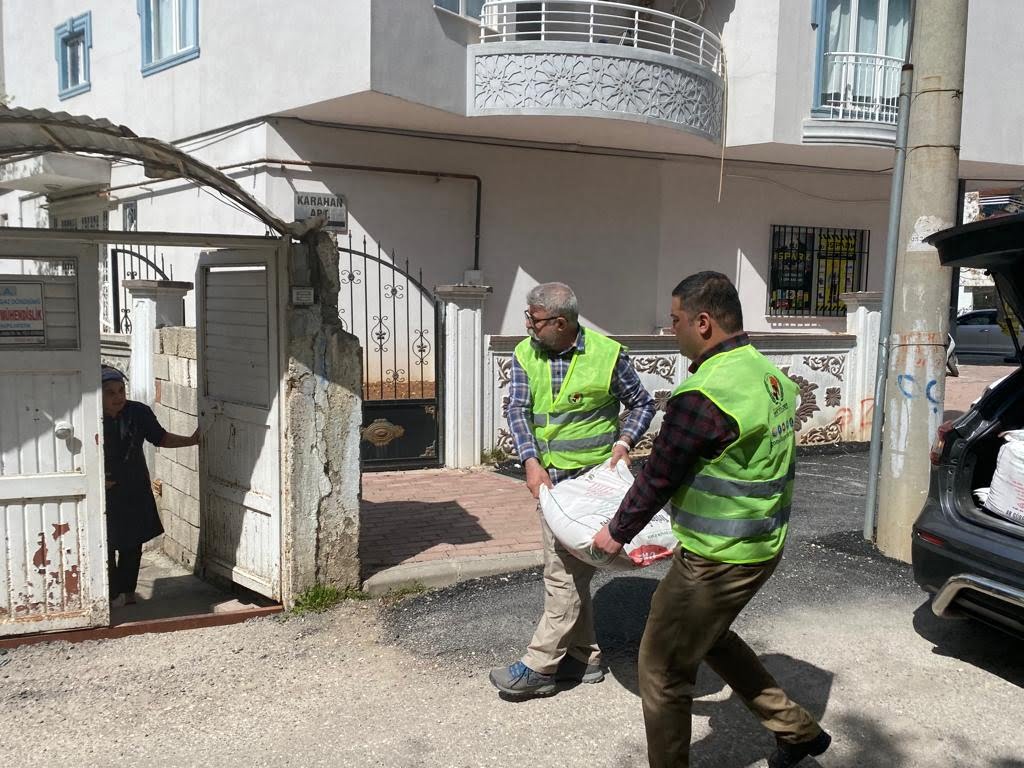 Yaptığı yardımlarla gönüllere taht kuruyor