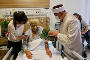 Kelime-i şehadet getirerek, 62 yaşında müslüman oldu.