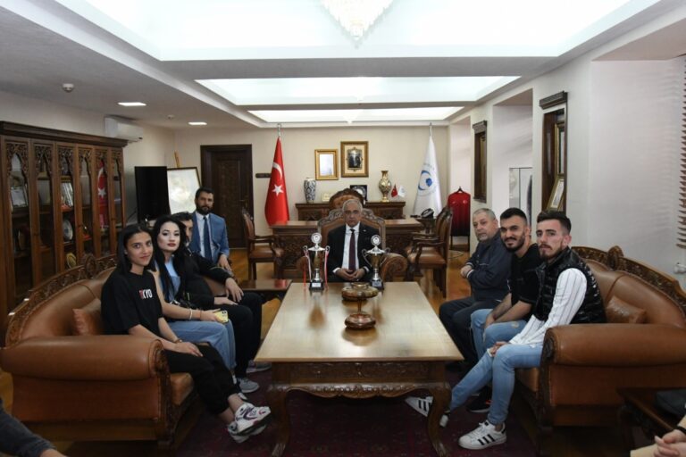 Şampiyon sporculardan Rektör Turgut’a ziyaret