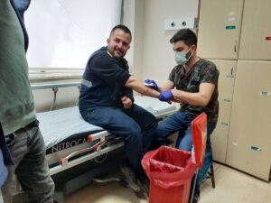 Köpeklerin saldırısına uğrayan elektrik dağıtım şirketi çalışanı yaralandı