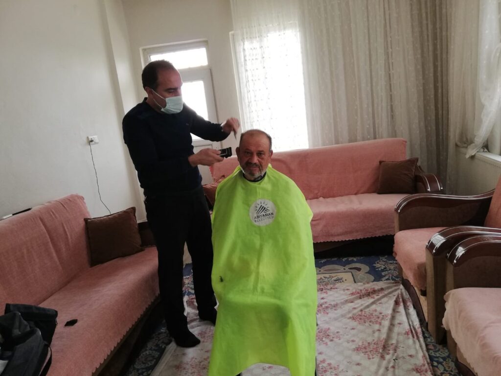 Engelli ve yaşlılara yönelik evde tıraş hizmeti devam ediyor