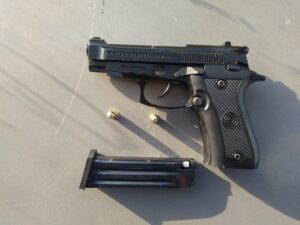 Otomobilde ruhsatsız tabanca çıktı-Videolu Haber